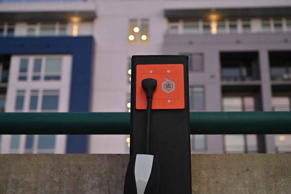 Orange Charger เชื่อว่าเสาชาร์จรถไฟฟ้าราคา $750 จะแก้ปัญหาการชาร์จรถไฟฟ้าสำหรับผู้อาศัยในคอนโด